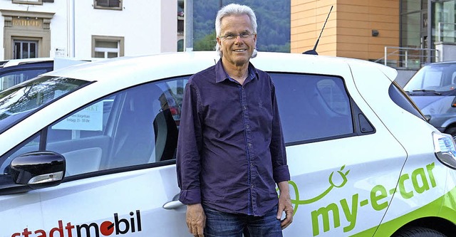 Matthias Martin Lbke von Stadtmobil Sdbaden mit einem Elektrofahrzeug   | Foto: Julius Steckmeister