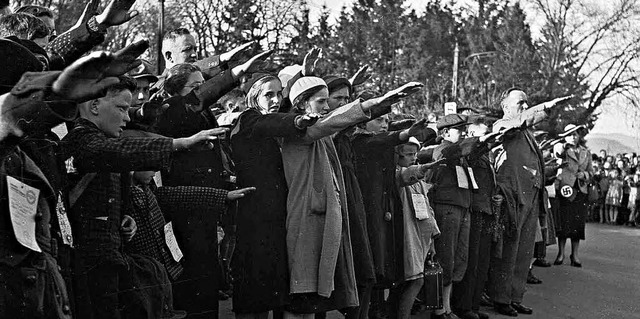 Kinder und Jugendliche zeigen am Stra...ammt aus dem  Nachlass Eugen Zrcher.   | Foto: Stadtarchiv Lrrach