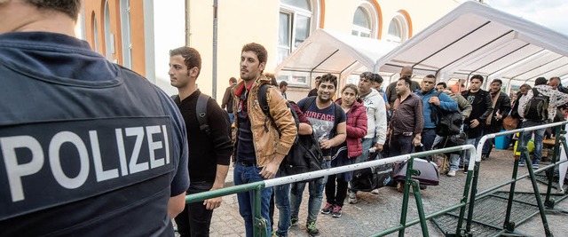 Flchtlinge, die meisten von ihnen aus... Hauptbahnhof in Passau auf einen Bus.  | Foto: dpa