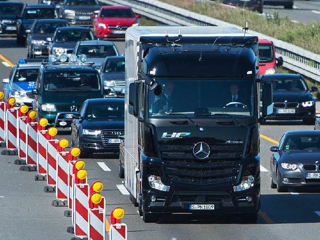 Sieht eigentlich ganz normal aus: Der Prototyp auf der A8.  | Foto: dpa