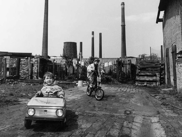 Wohnen unter Schloten: Kinder spielen ...Die Aufnahme stammt aus dem Jahr 1991.  | Foto: Bonn-Sequenz