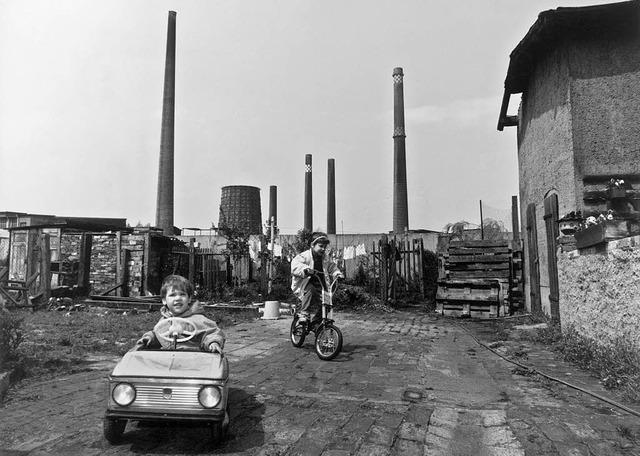 Wohnen unter Schloten: Kinder spielen ...ie Aufnahme stammt aus dem Jahr 1991.   | Foto: Ullstein/Verena Mller (von Haunersches Kinderspital)