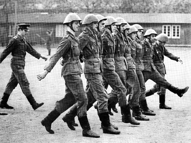 Soldaten der Nationalen Volksarmee der DDR ben den Gleichschritt.  | Foto: Phoenix_Mdr