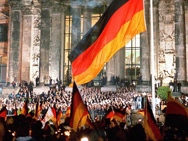 Jubel in der Nacht  zum 3. Oktober 1990  vor dem Berliner Reichstag  | Foto: dpa