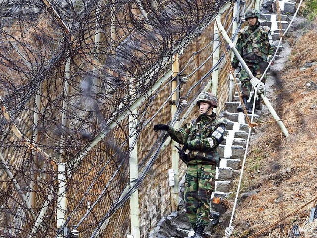 Sdkoreanische Soldaten patrouillieren...er Grenze zur Demilitarisierten Zone.   | Foto: AFP