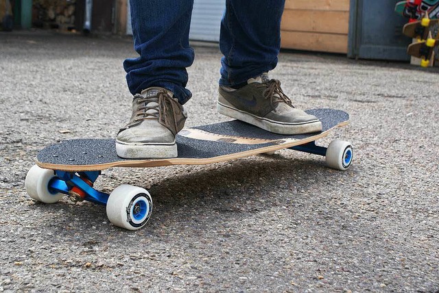 Von so einem Longboard hpfte ein 13-j...nge, um sich in Sicherheit zu bringen.  | Foto: Sonja Zellmann