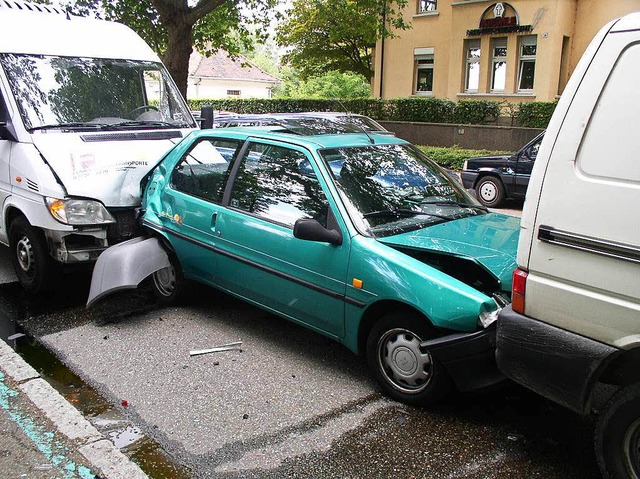 Diese Bilder eines Auffahrunfalls erin...ere Autos ineinander geschoben wurden.  | Foto: polizei