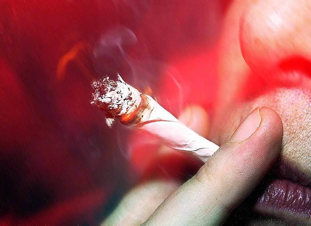 Zwei Mnner wollten wohl einen Joint r...die Polizei fand das Marihuana vorher.  | Foto: dpa