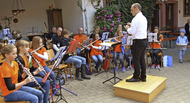Zum Auftakt des Hoffestes musizierte d... 150 Jahre alten Musikvereins Auggen.   | Foto: Umiger