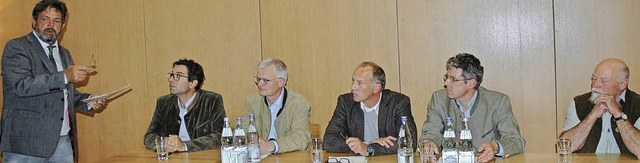 Auf Einladung von Roland Pix (stehend)...raml und Wolfgang Steier (von links).   | Foto: Christiane Sahli