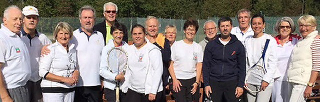 Die franzsischen und deutschen Tennis...nks) hatten die Begegnung organisiert.  | Foto: TC Hchenschwand