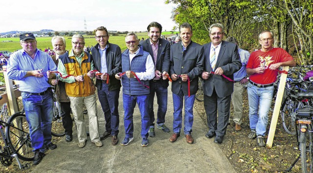 Das Band ist durchschnitten, der Radwe...ei, Karl Rombach und Wilfreid Laufer.   | Foto: Bombardi