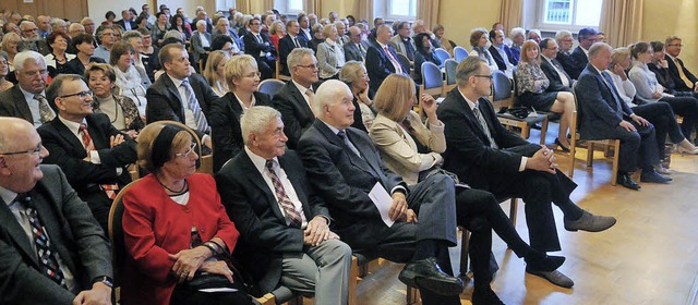 Die Zuhrer lauschen im voll besetzten Pflugsaal dem Vortrag <ppp></ppp>   | Foto: Wolfgang Knstle