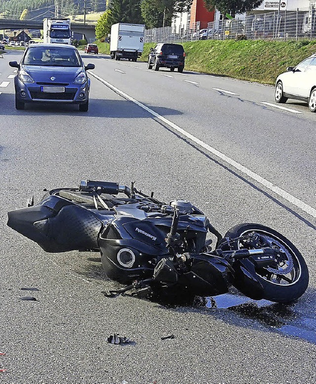 Das  beschdigte Motorrad nach dem Stu...r Fahrer kam mit dem Schrecken davon.   | Foto: Kamera 24