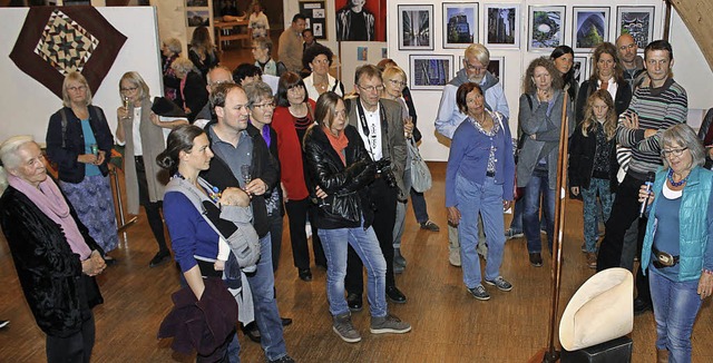 Der Erffnung der Ausstellung wohnten ...nten sich und  ihre Werke vorstellen.   | Foto: Gert brichta