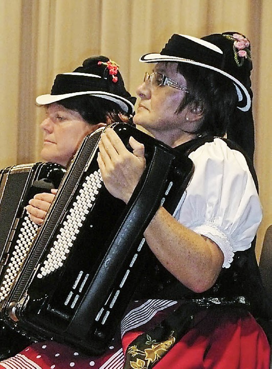 Konzentriert folgten die Musiker(innen) dem Dirigat von Stefan Heumesser.   | Foto: Annette Preuss