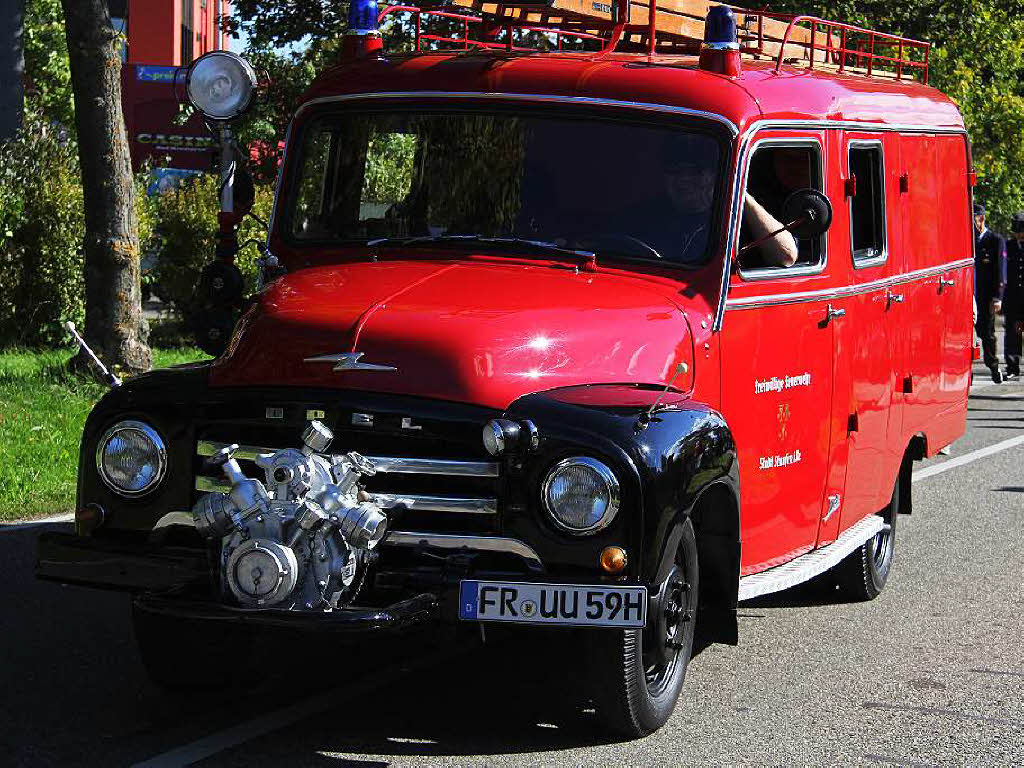 Feuerwehr gestern und heute: Der Festumzug in Bad Krozingen bot einen bunten und beeindruckenden Einblick.