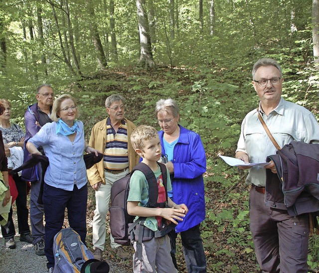 Revierfrster Gerd Fricker (rechts)  h...interessante Geschichten zu erzhlen.   | Foto: Petra Wunderle