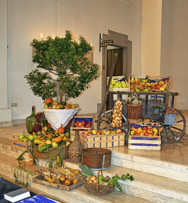 Erntegaben in der Kirche in Atzenbach     | Foto: Paul Berger