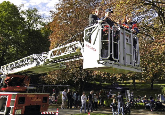 Hoch hinaus: Die Feuerwehr Bad Scking...lichte Fahrten im Korb der Drehleiter.  | Foto: Jessica Lichetzki