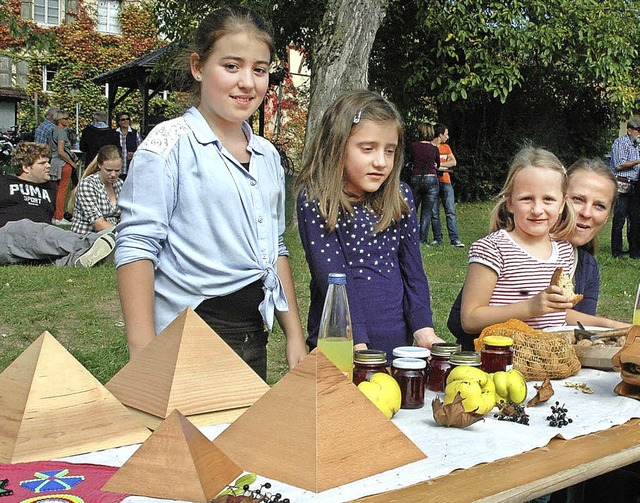 Kinder aus dem Dorf, die eigene Kreati...gehren zum Kunsthandwerkermarkt dazu.  | Foto: Regine Ounas-Krusel