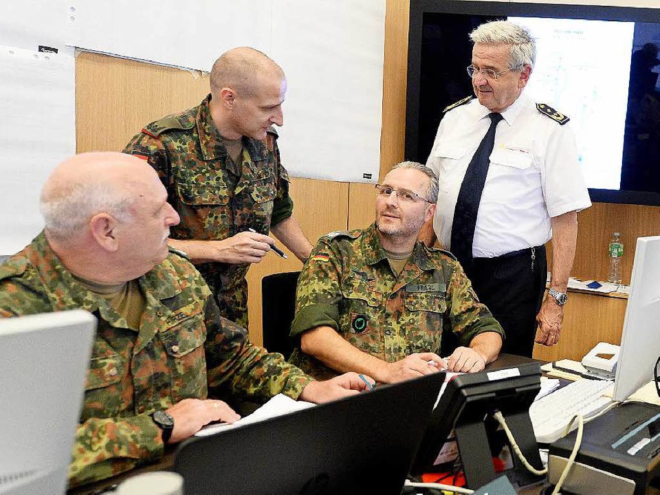 Hermann Schrder (rechts) und zwei Mit...er der Stabsstelle im Innenministerium  | Foto: dpa