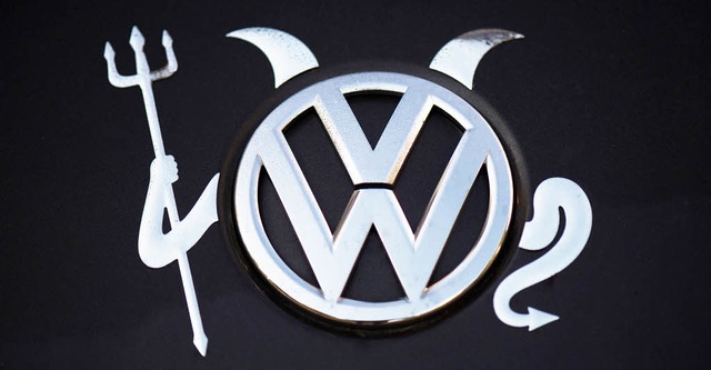 Auf der Motorhaube eines VW Scirocco i...am 1. Oktober dieses Emblem zu sehen.   | Foto: dpa