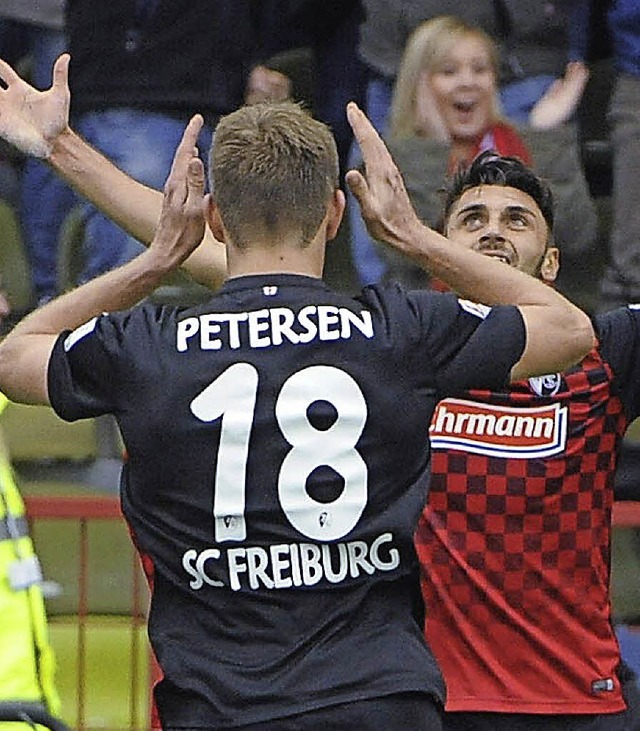 Nils Petersen und Vincenzo Grifo feiern ihre Koproduktion zum Freiburger 1:0.  | Foto: Achim Keller