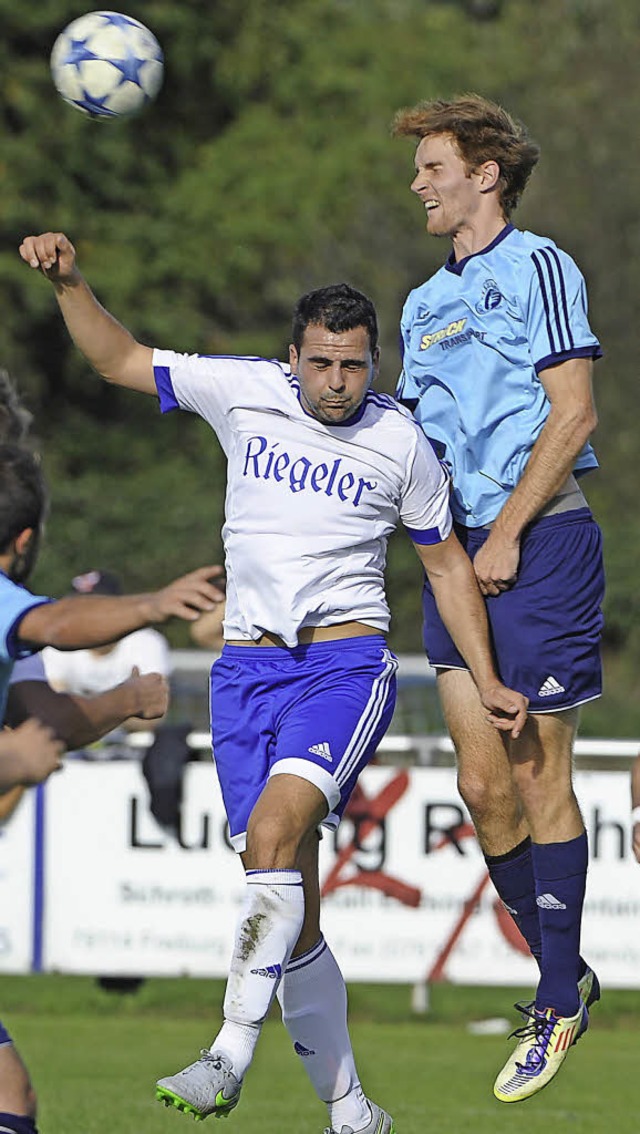 Kopfballduell zwischen dem Endinger Ma...ck (links) und Jakob Stiefel (Solvay)   | Foto: Keller