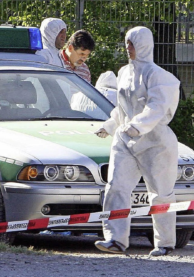 Polizisten untersuchen 2008 den Heilbronner Tatort.   | Foto: dpa