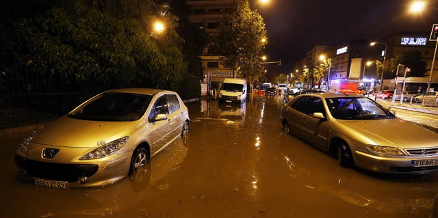 Autos in einer berschwemmten Strae in Nizza   | Foto: dpa