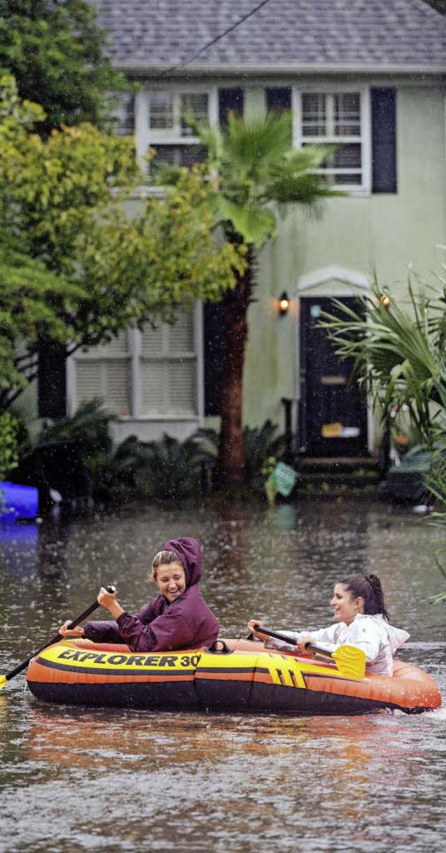 Frauen paddeln eine Strae in Charleston hinunter.   | Foto: dpa