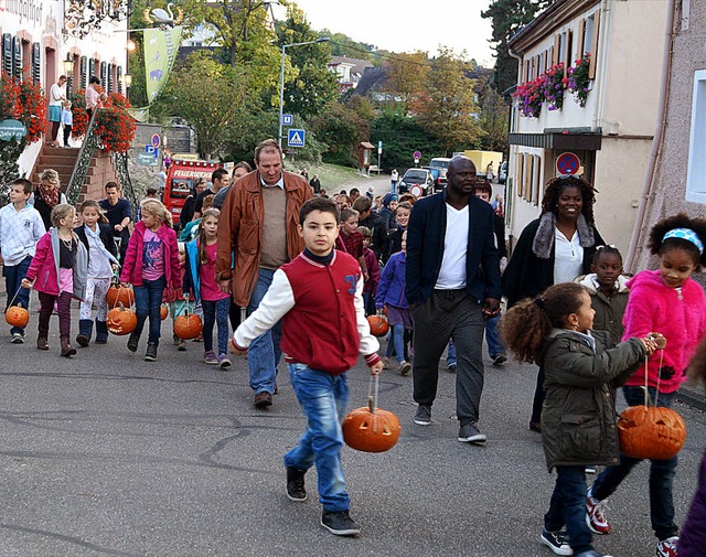 Eine groe Kinderschar zog am Sonntag ...o war das Angebot beim  Herbstmarkt.   | Foto: Silke Hartenstein