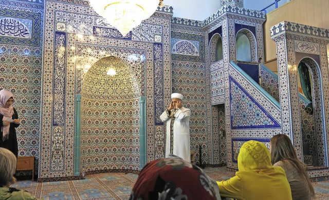 Der neue Imam Eyp Aslanbay beim Gebetsruf  | Foto: Georg Vo