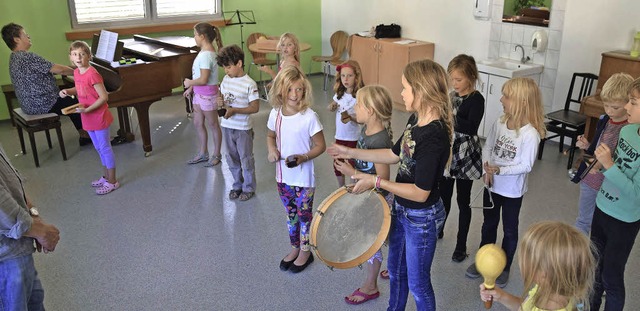 Unter Leitung von Anette Hall wird das...ishi Pamoja&#8220; weiter einstudiert.  | Foto: Beatrice Ehrlich