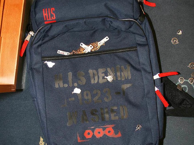 Wer kennt die Herkunft dieses Rucksackes und...  | Foto: Polizei