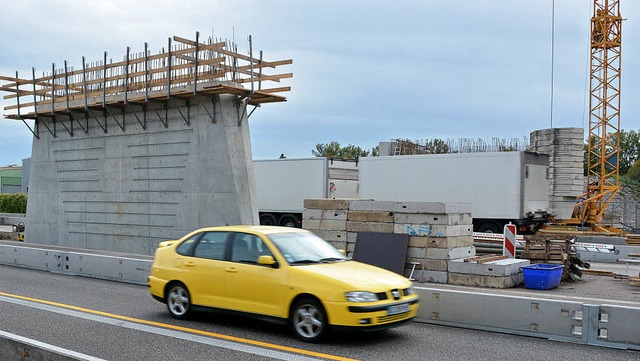 Der Mittelpfeiler und die Widerlager s...fr die neue  Mrkter Autobahnbrcke.   | Foto: Lauber