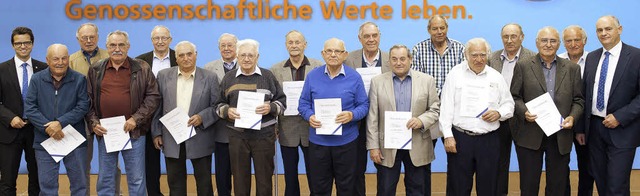 Seit 40 bis zu 70 Jahren sind diese Geehrten Mitglied der Volksbank.   | Foto: volksbank lahr