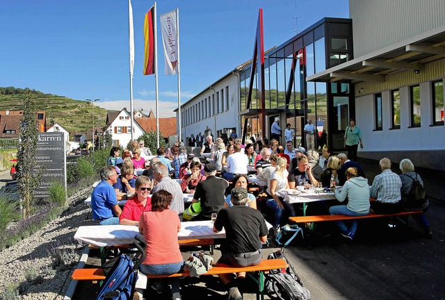 Zahlreiche Gste nutzten das schne We...enendes vor der Winzergenossenschaft.   | Foto: Herbert Trogus