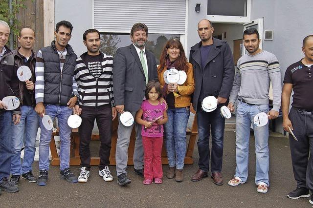 Pix spendet Tischtennisschläger für Asylbewerber
