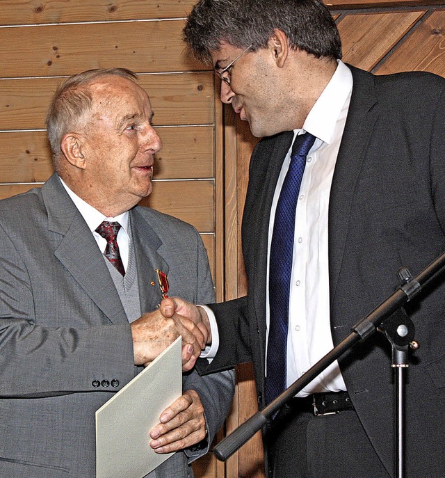 Peter Kunzelmann (links) erhlt von La...er das Bundesverdienstkreuz am Bande.   | Foto: Dorothee Kuhlmann