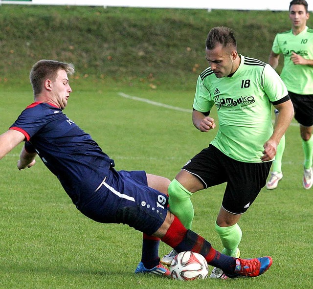 Drei Treffer erzielte Denis Michel (re...SV Rheintal gegen den FC Schlchttal.   | Foto: Michael Neubert