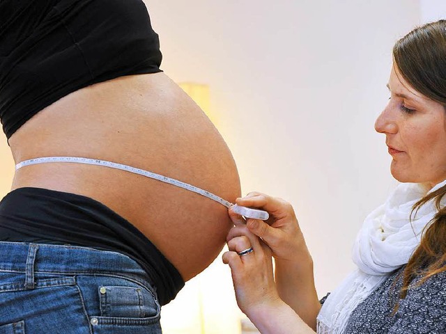 Eine Hebamme untersucht eine Schwanger...des Berufs werden  immer schwieriger.   | Foto: dpa
