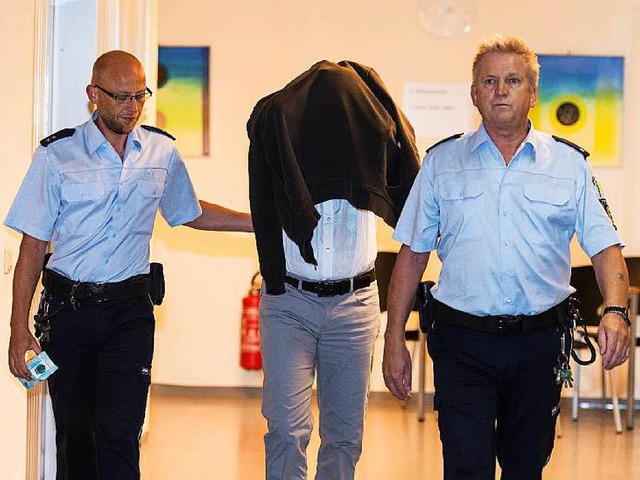 Der Angeklagte auf dem Weg in den Gerichtssaal (Archivbild vom 15. September).  | Foto: dpa