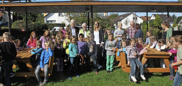 Zwei neue Sitzgruppen, die von der Ett... Pausenhof der Altdorfer Grundschule.   | Foto: Herbert Birkle