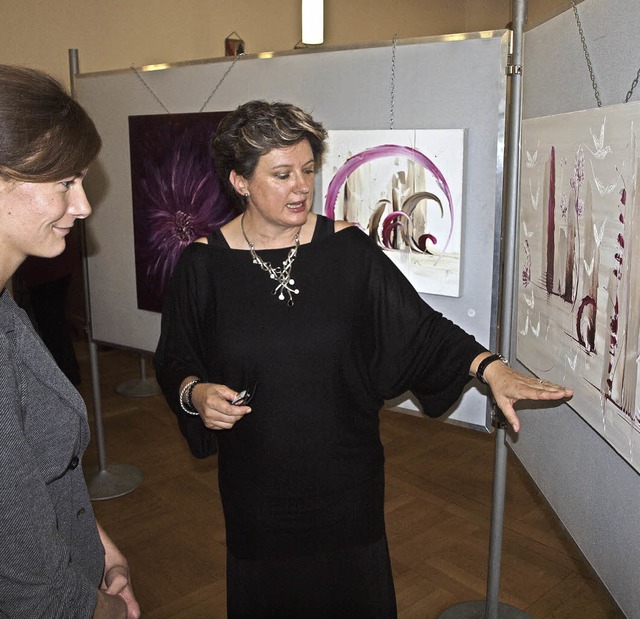 Jacqueline Fenix (rechts) erklrt Nina Eheim ihr Werk.   | Foto: Michael Haberer