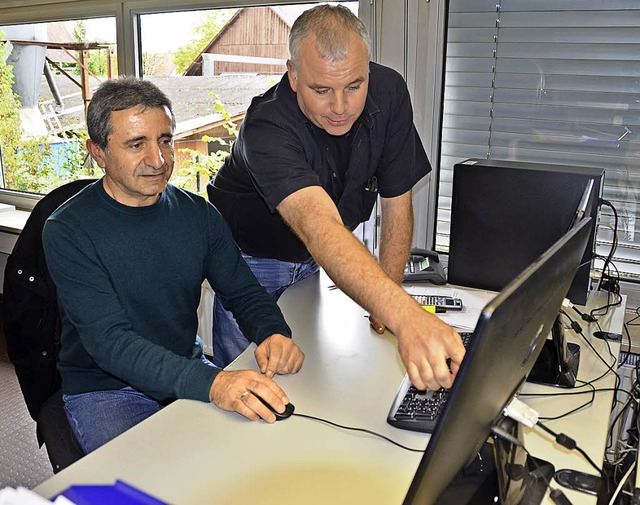 Chef Konstantin Villing (rechts) inves... Maschinenbautechniker Sabri Yilmaz.    | Foto: Ulrike Derndinger