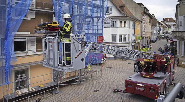 Mittels ihrer Drehleiter kann die Feue... schwer verletzten Bauarbeiter bergen.  | Foto: Volker Mnch