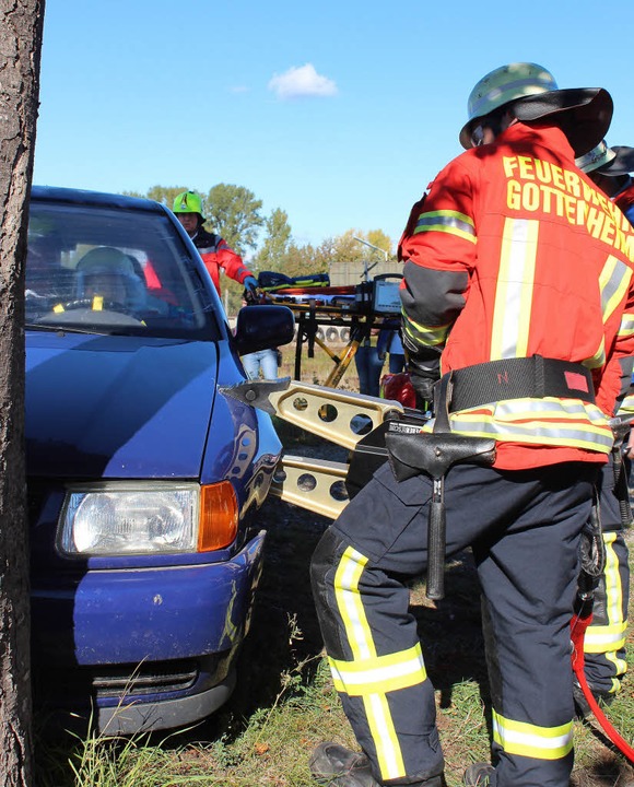 Bei einer bung zeigte die Gottenheime...chlssel des neuen Feuerwehrfahrzeugs.  | Foto: mario schneberg