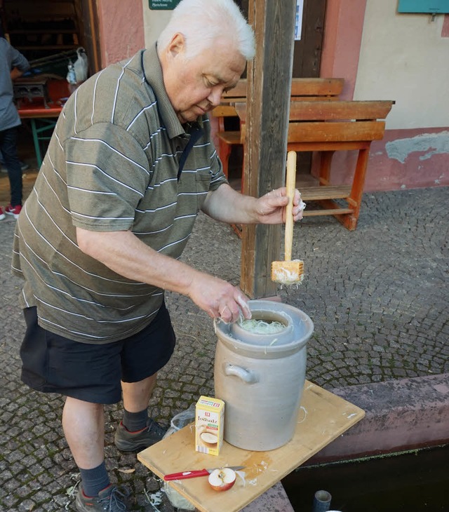 In den Krauttopf wird frisches Weikra... ber  vitaminreiches Sauerkraut gibt.  | Foto: julius steckmeister